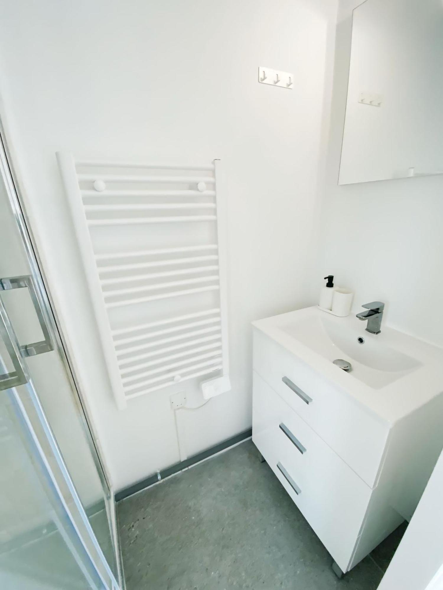 Et Salle De Bain Privee Dans Partage Avec Toilettes Partages - - Tram B - Ref R1 Homestay *