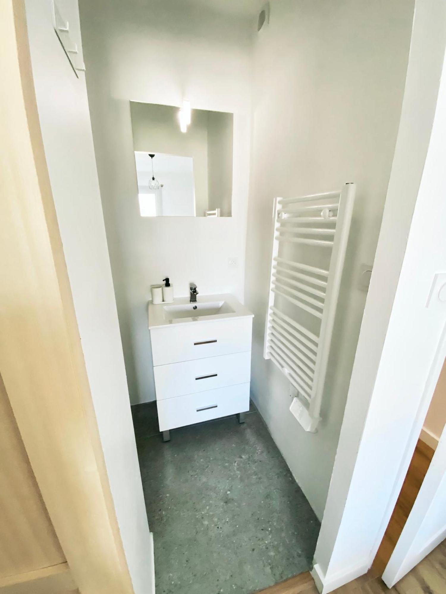 Homestay Et Salle De Bain Privee Dans Partage Avec Toilettes Partages - - Tram B - Ref R1 *
