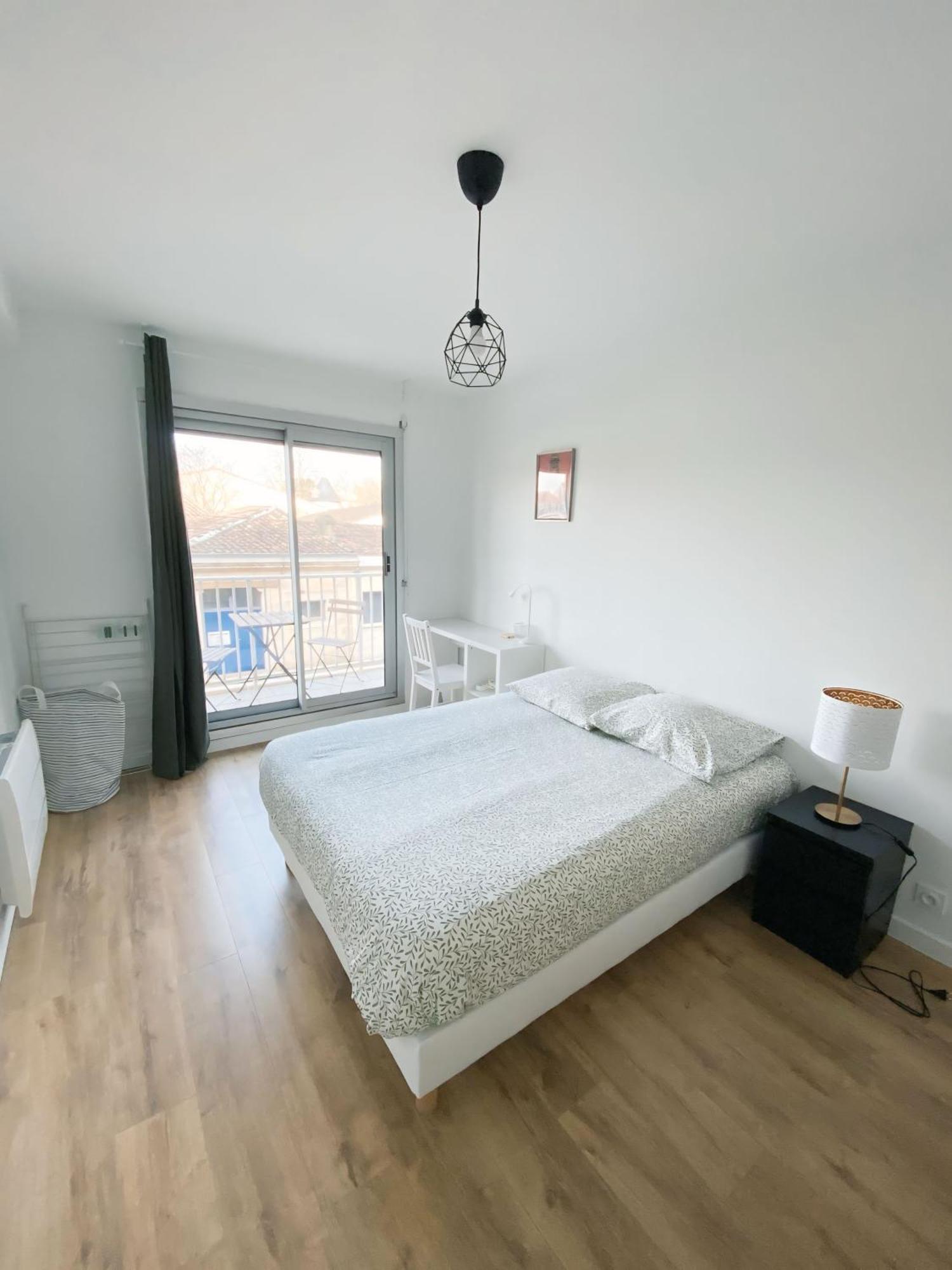 Et Salle De Bain Privee Dans Partage Avec Toilettes Partages - - Tram B - Ref R1 * Talence