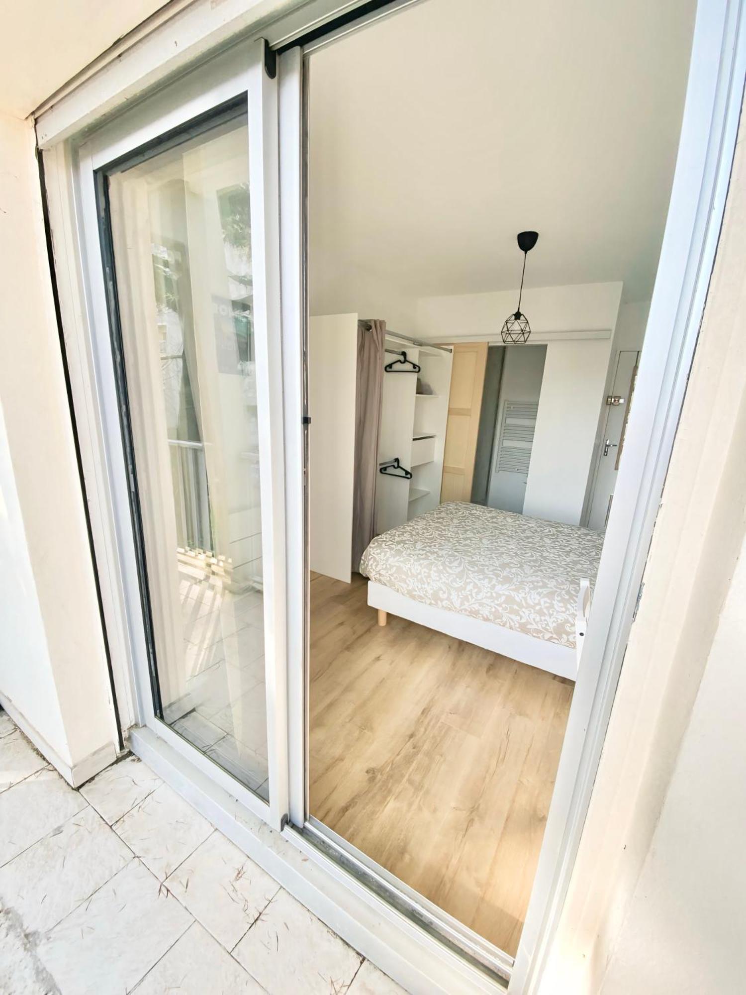 Et Salle De Bain Privee Dans Partage Avec Toilettes Partages - - Tram B - Ref R1 Homestay *