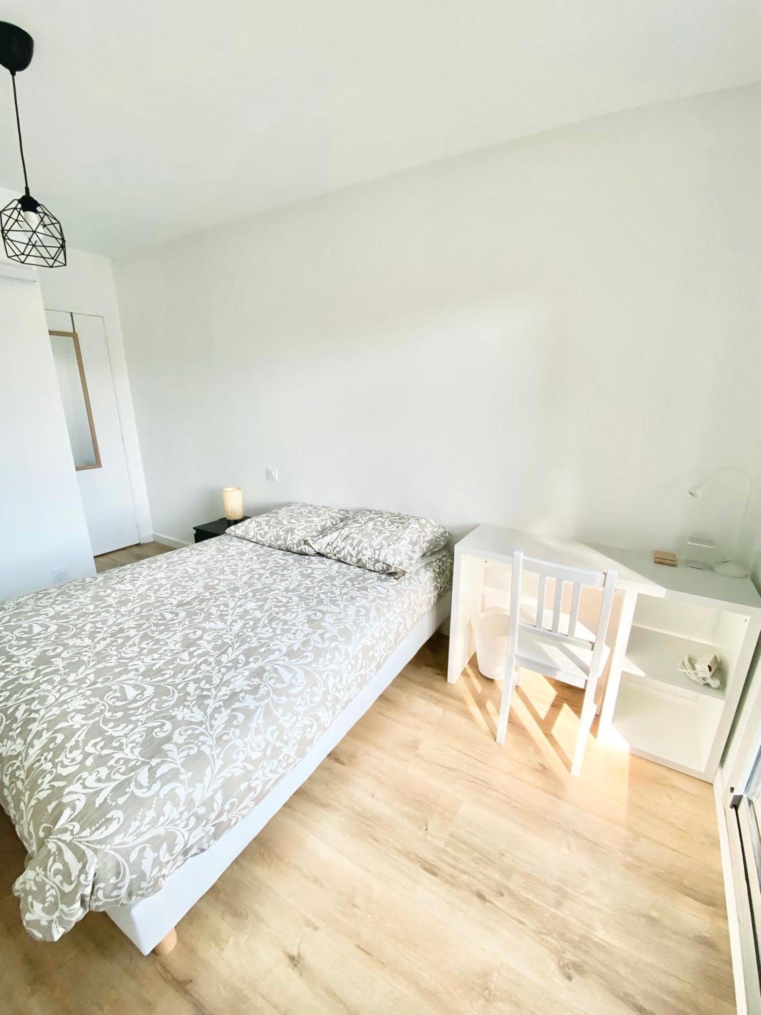 Et Salle De Bain Privee Dans Partage Avec Toilettes Partages - - Tram B - Ref R1 Homestay *