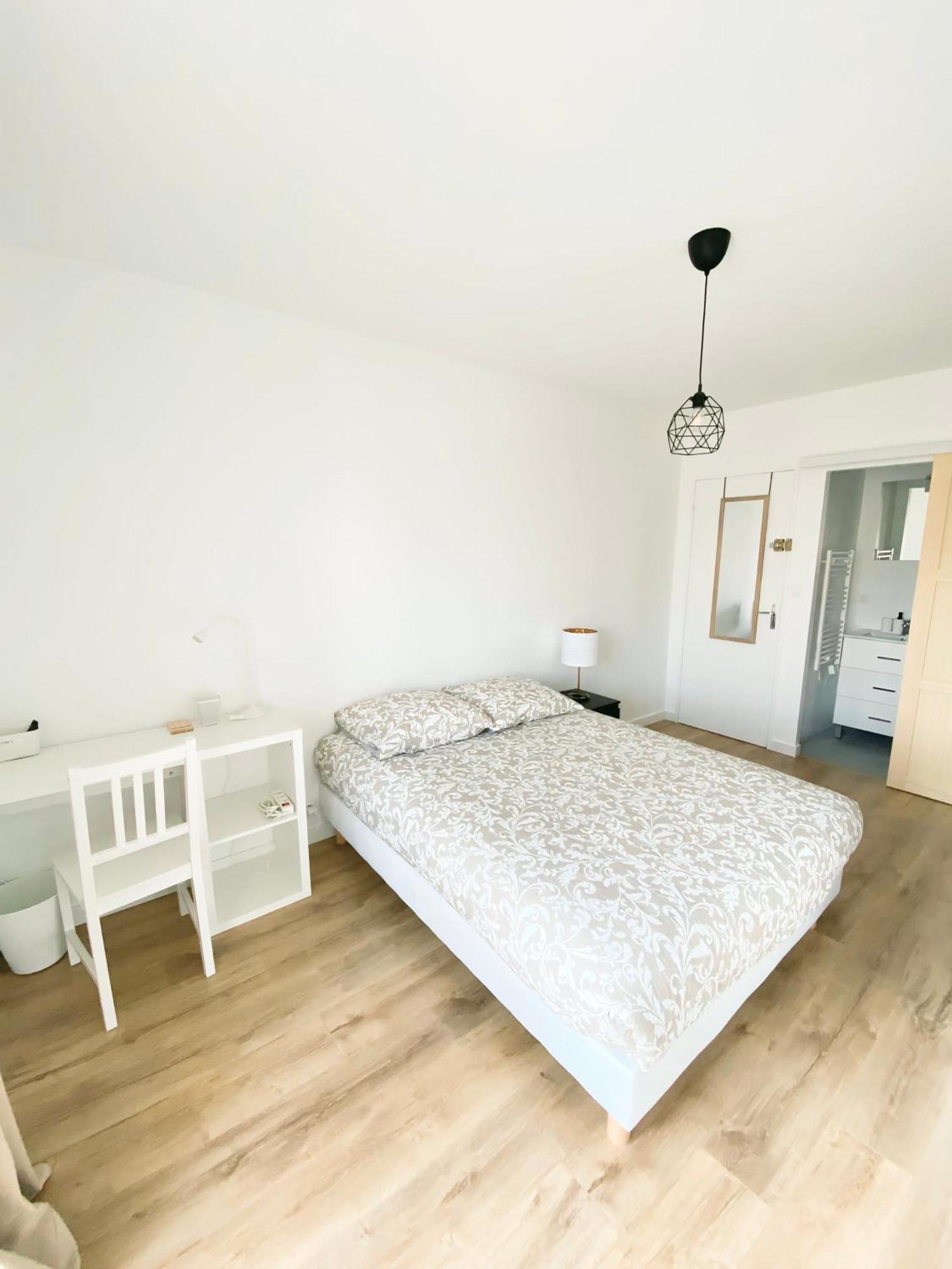 Homestay Et Salle De Bain Privee Dans Partage Avec Toilettes Partages - - Tram B - Ref R1