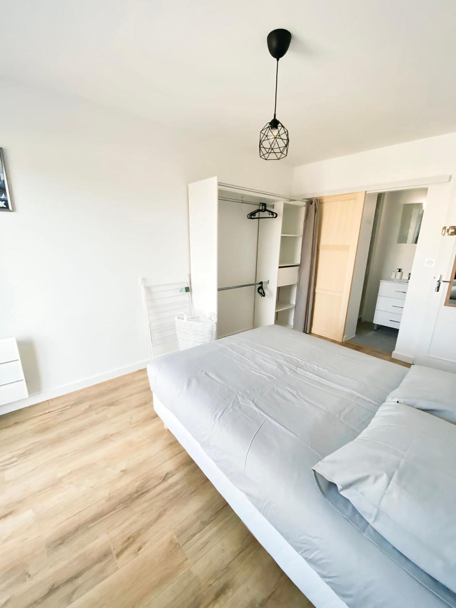 Homestay Et Salle De Bain Privee Dans Partage Avec Toilettes Partages - - Tram B - Ref R1 *