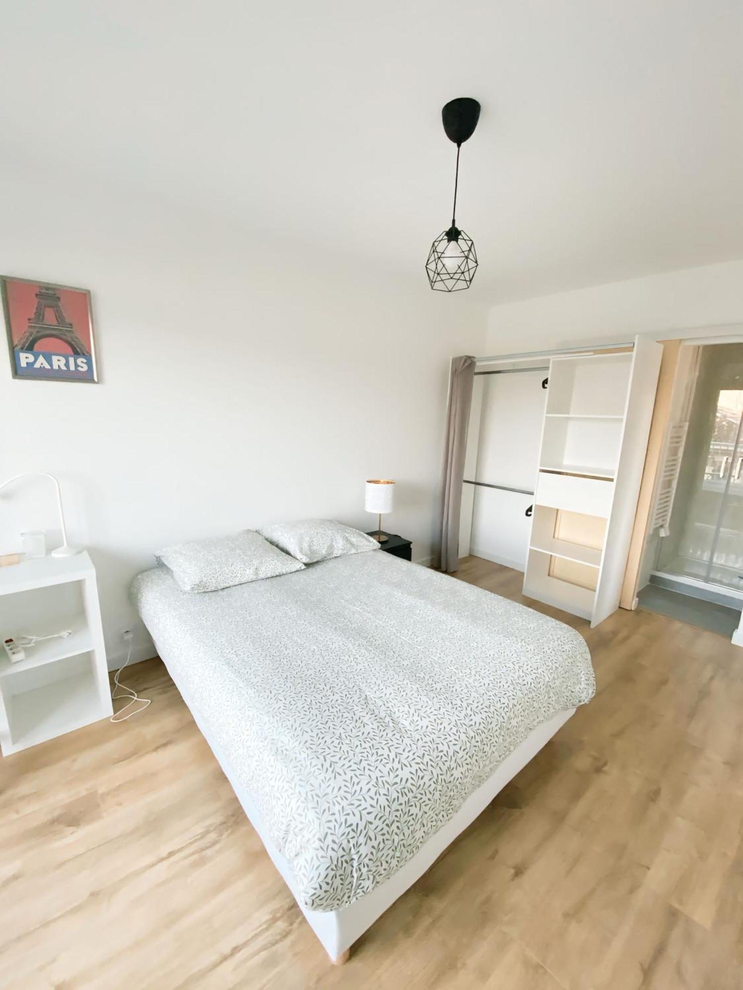 Homestay Et Salle De Bain Privee Dans Partage Avec Toilettes Partages - - Tram B - Ref R1