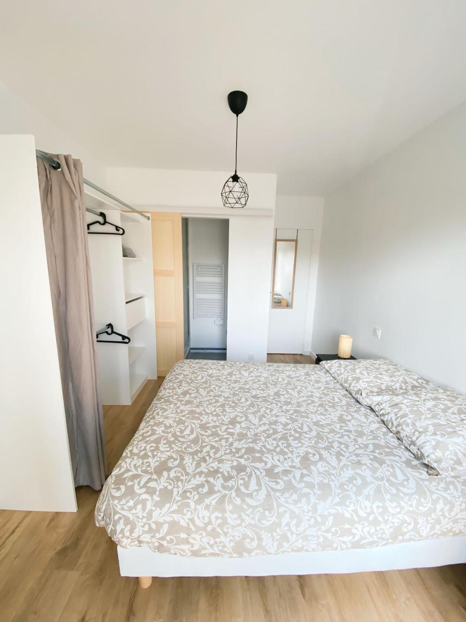 Et Salle De Bain Privee Dans Partage Avec Toilettes Partages - - Tram B - Ref R1 Homestay *