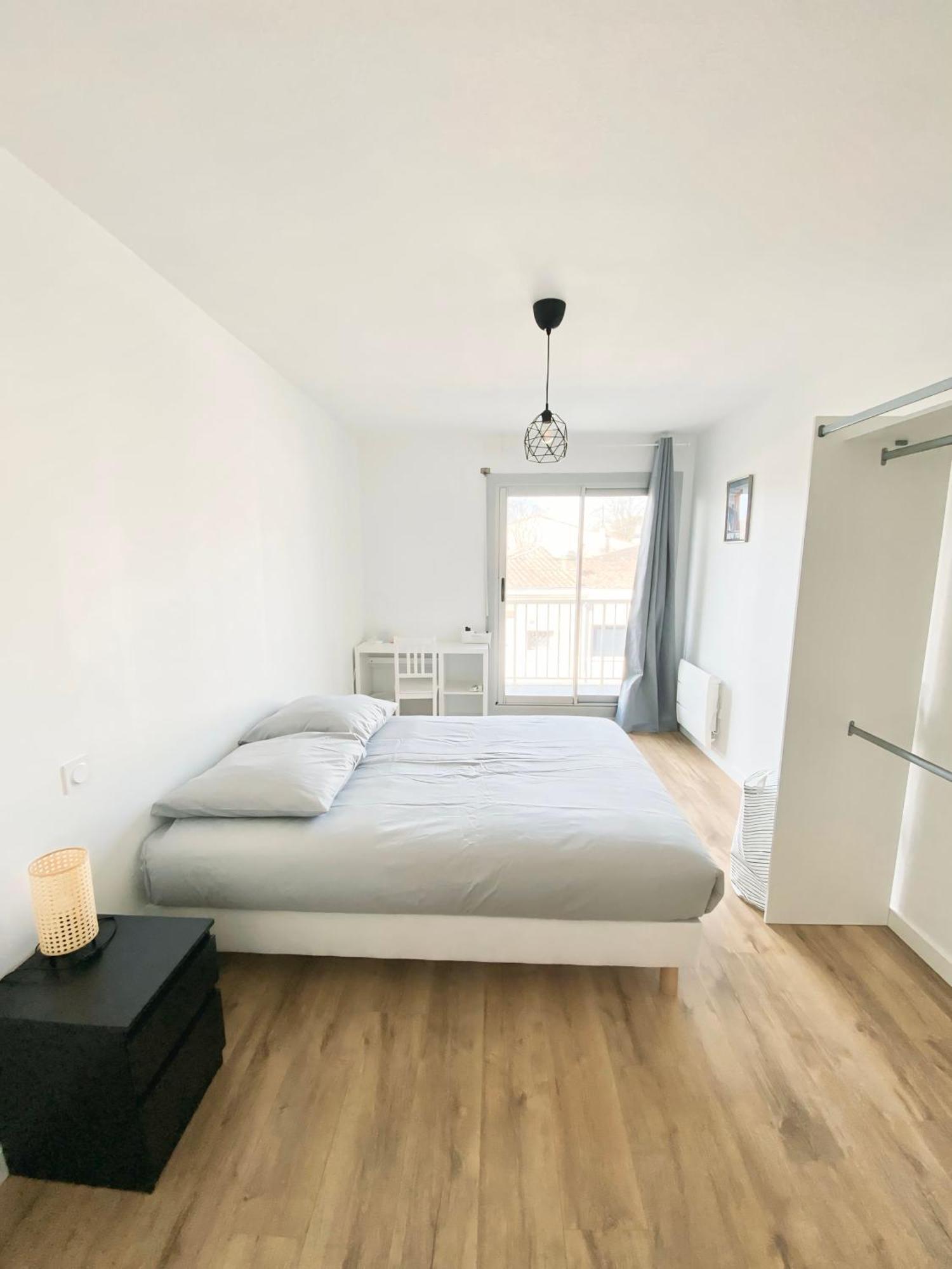Homestay Et Salle De Bain Privee Dans Partage Avec Toilettes Partages - - Tram B - Ref R1 *
