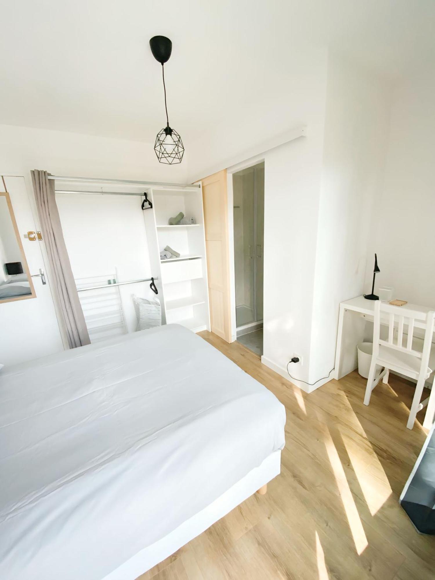 Et Salle De Bain Privee Dans Partage Avec Toilettes Partages - - Tram B - Ref R1 Homestay *