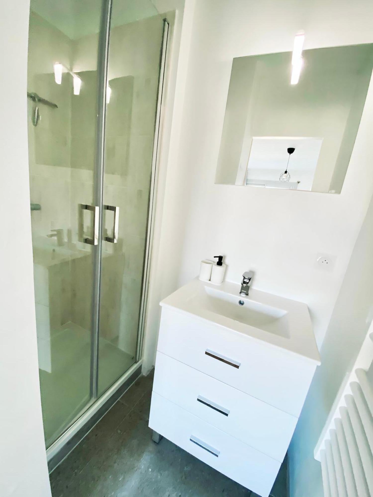 Et Salle De Bain Privee Dans Partage Avec Toilettes Partages - - Tram B - Ref R1 Homestay